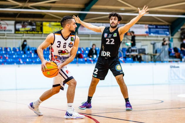 Yasin Turan ( 3 BSW Sixers) waehrend der Saison 2020-21 (Herren) in der Barmer Bundesliga ProB zwischen BSW Sixers und ART Giants Düsseldorf in der Ballsporthalle Sandersdorf am 12. December 2020 in Sandersdorf, Sachsen Anhalt, Deutschland