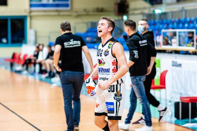 Vincent Friederici ( 30 BSW Sixers), Sebastian Kehr ( 41 ART Gaints Duesseldorf) waehrend der Saison 2020-21 (Herren) in der Barmer Bundesliga ProB zwischen BSW Sixers und ART Giants Düsseldorf in der Ballsporthalle Sandersdorf am 12. December 2020 in Sandersdorf, Sachsen Anhalt, Deutschland