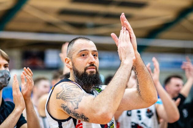 Djordje Pantelic ( 12 BSW Sixers) waehrend der Saison 2020-21 (Herren) in der Barmer Bundesliga ProB zwischen BSW Sixers und ART Giants Düsseldorf in der Ballsporthalle Sandersdorf am 12. December 2020 in Sandersdorf, Sachsen Anhalt, Deutschland