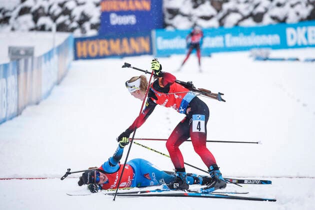 Bilder des Jahres 2020, Sport 12 Dezember Sport Themen der Woche KW50 Sport Bilder des Tages BIATHLON - IBU WC Hochfilzen HOCHFILZEN,AUSTRIA,13.DEC.20 - BIATHLON - IBU World Cup, 10km Pursuit, ladies. Image shows the rejoicing of Julia Simon (FRA) and Marte Olsbu Roeiseland (NOR). GEPAxpictures xJasminxWalter