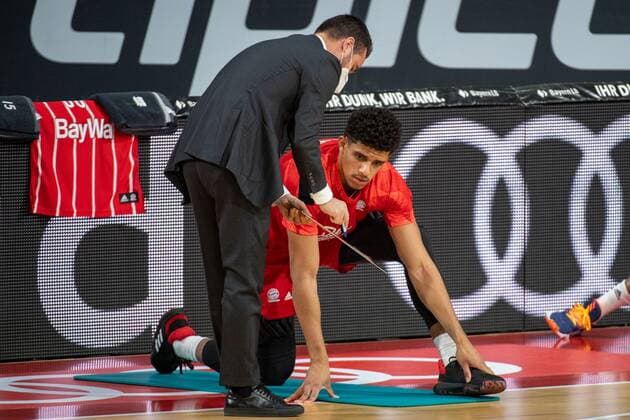 Sasha Grant 44 (FC Bayern) erhaelt Instruktionen von einem Co-Trainer, FC Bayern Basketball vs. Giessen 46ers, BBL, 13.12.2020 Muenchen Bayern Deutschland