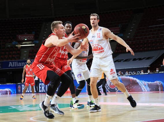 13.12.2020, BBL, FC Bayern Basketball vs Giessen 46ers, Audi Dome Muenchen, Basketball, im Bild: Leon Radosevic (FCB Basketball) vs Richter (Giessen 46ers)