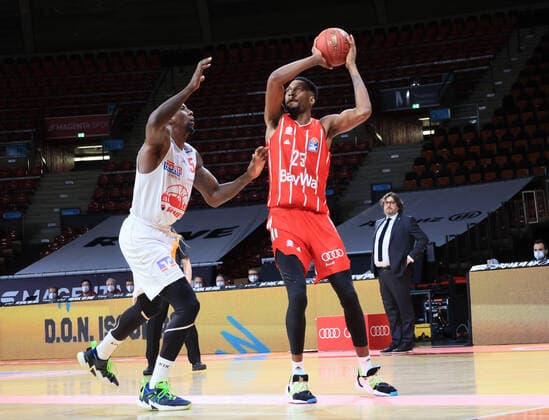 13.12.2020, BBL, FC Bayern Basketball vs Giessen 46ers, Audi Dome Muenchen, Basketball, im Bild: Bowman (Giessen 46ers) vs JaJuan Johnson (FCB Basketball)