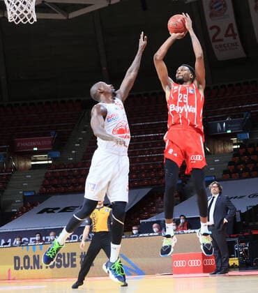 13.12.2020, BBL, FC Bayern Basketball vs Giessen 46ers, Audi Dome Muenchen, Basketball, im Bild: Bowman (Giessen 46ers) vs JaJuan Johnson (FCB Basketball)