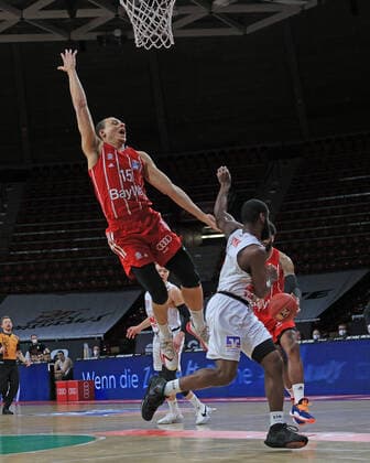 13.12.2020, BBL, FC Bayern Basketball vs Giessen 46ers, Audi Dome Muenchen, Basketball, im Bild: Robin Amaize (FCB Basketball) vs Stark (Giessen 46ers)