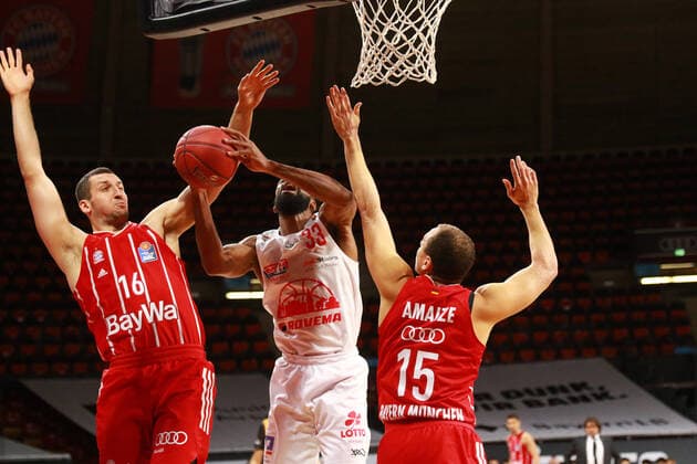 16 Paul Zipser und 15 Robin Amaize (FCBB) rot, stoppen 33 Brandon Thomas (Giessen) Basketball, 1. Bundesliga, BBL, FC Bayern München vs. Gießen 46ers, Audi Dome, 13.12.2020 FOTO: Mladen Lackovic LakoPress