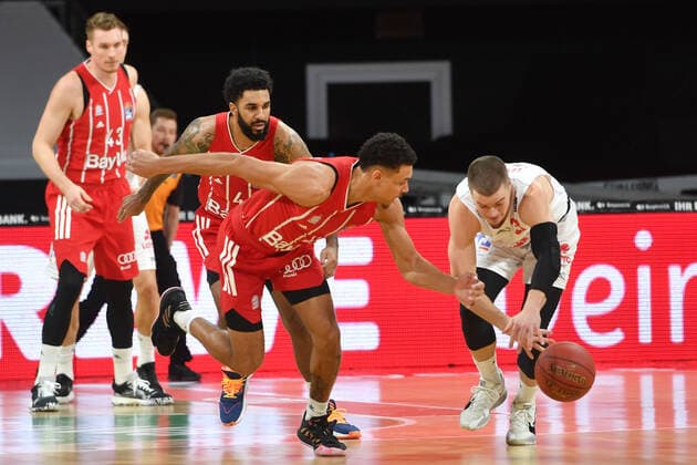 Wade Baldwin (FCB),Aktion,Zweikampf gegen L.O«REILLY (Giessen). Basketball 1.Bundesliga, FC Bayern Muenchen Basketball - Giessen 46ers am 13.12.2020 ,A U D I D O M E.