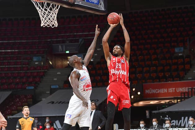 JaJuan Johnson (FCB), Aktion,Zweikampf gegen B.BOWMAN (Giessen). Basketball 1.Bundesliga, FC Bayern Muenchen Basketball - Giessen 46ers am 13.12.2020 ,A U D I D O M E.
