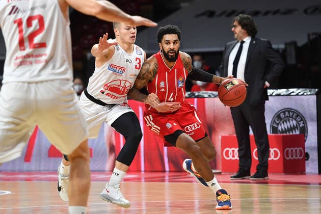 D.J:SEELY (FCB), Aktion,Zweikampf gegen L. O«REILLY (Giessen). Basketball 1.Bundesliga, FC Bayern Muenchen Basketball - Giessen 46ers am 13.12.2020 ,A U D I D O M E.