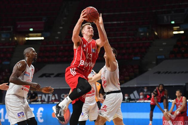 L.RADOSEVIC (FCB), Aktion,Zweikampf gegen Jr D.JAMES (Giessen). Basketball 1.Bundesliga, FC Bayern Muenchen Basketball - Giessen 46ers am 13.12.2020 ,A U D I D O M E.