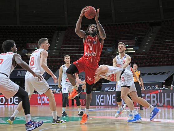 13.12.2020, BBL, FC Bayern Basketball vs Giessen 46ers, Audi Dome Muenchen, Basketball, im Bild: Jalen Reynolds (FCB Basketball) vs James Jr (Giessen 46ers)