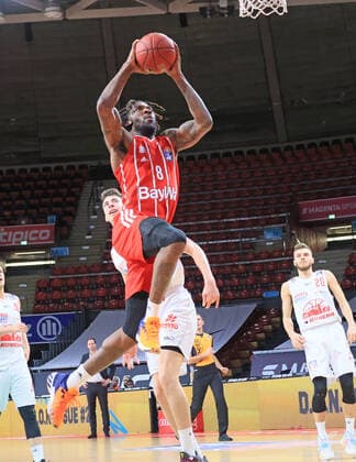 13.12.2020, BBL, FC Bayern Basketball vs Giessen 46ers, Audi Dome Muenchen, Basketball, im Bild: Jalen Reynolds (FCB Basketball) vs Pjanic (Giessen 46ers)
