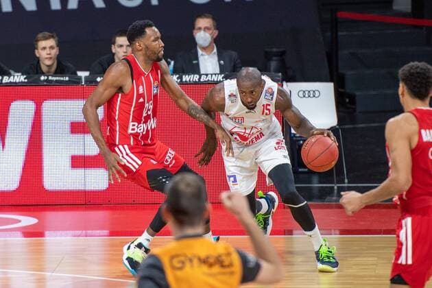 JaJuan Johnson 25 (FC Bayern), Brandom Bowman 15 (Giessen 46ers), FC Bayern Basketball vs. Giessen 46ers, BBL, 13.12.2020 Muenchen Bayern Deutschland