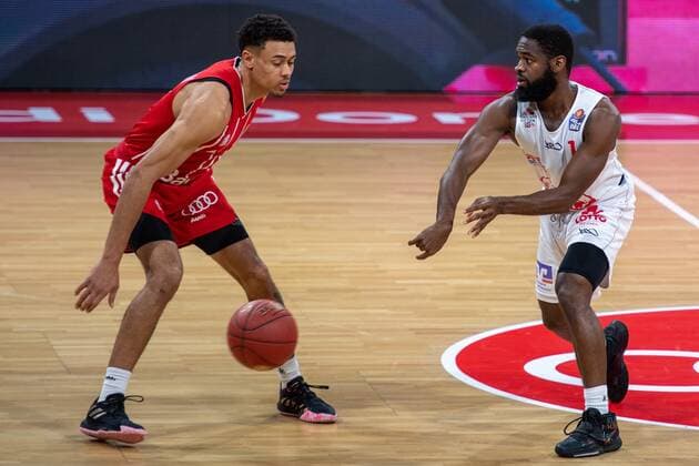 Leon Radosevic 43 (FC Bayern), Jonathan Stark 1 (Giessen 46ers), FC Bayern Basketball vs. Giessen 46ers, BBL, 13.12.2020 Muenchen Bayern Deutschland