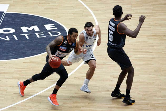 BBL easyCredit Basketball Bundesliga Saison 2020 2021 6. Spieltag am Sonntag, 13. Dezember 2020 in der edel-optics.de Arena in Hamburg: Hamburg Towers - Ratiopharm Ulm v.l. Troy Caupain ( Ulm ), Max DiLeo ( Towers ), Aric Holman ( Ulm ) Hamburg Towers - Ratiopharm Ulm