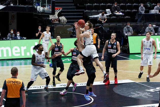 BBL easyCredit Basketball Bundesliga Saison 2020 2021 6. Spieltag am Sonntag, 13. Dezember 2020 in der edel-optics.de Arena in Hamburg: Hamburg Towers - Ratiopharm Ulm v.l. Patrick Heckmann ( Ulm ), Justus Hollatz ( Towers ) Hamburg Towers - Ratiopharm Ulm