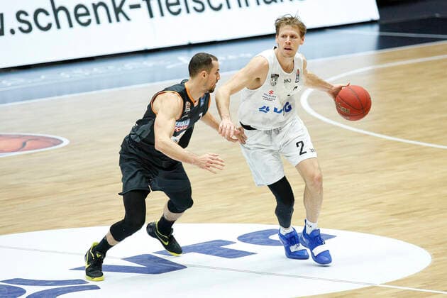 BBL easyCredit Basketball Bundesliga Saison 2020 2021 6. Spieltag am Sonntag, 13. Dezember 2020 in der edel-optics.de Arena in Hamburg: Hamburg Towers - Ratiopharm Ulm v.l. John Petrucelli ( Ulm ). Jordan Swing ( Towers ) Hamburg Towers - Ratiopharm Ulm