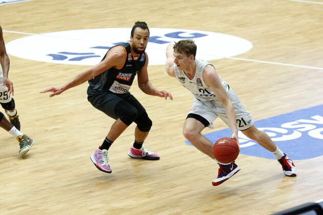 BBL easyCredit Basketball Bundesliga Saison 2020 2021 6. Spieltag am Sonntag, 13. Dezember 2020 in der edel-optics.de Arena in Hamburg: Hamburg Towers - Ratiopharm Ulm v.l. Demitrius Conger ( Ulm ), Justus Hollatz ( Towers ) Hamburg Towers - Ratiopharm Ulm