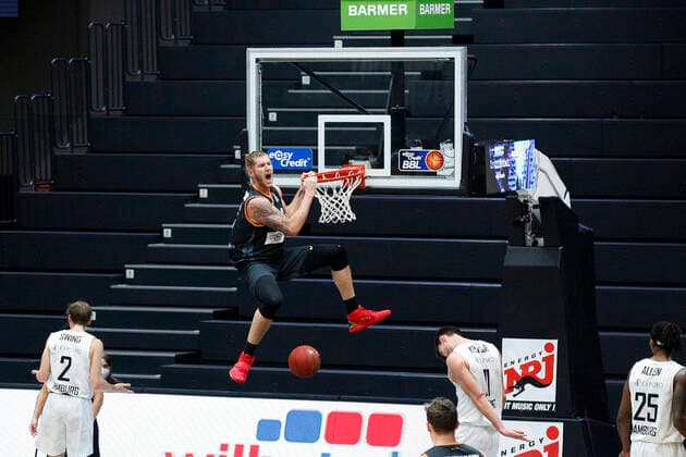 BBL easyCredit Basketball Bundesliga Saison 2020 2021 6. Spieltag am Sonntag, 13. Dezember 2020 in der edel-optics.de Arena in Hamburg: Hamburg Towers - Ratiopharm Ulm Dylan Osetkowski ( Ulm ) Hamburg Towers - Ratiopharm Ulm