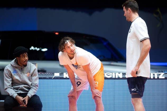 BARMER 2. Basketball Bundesliga ProA 11. Spieltag Saison 2020 2021 am 13.12.2020 Science City Jena vs ROSTOCK SEAWOLVES v.li. im Austausch vor dem Spiel Neuzugang Kasey Hill (Jena), Sid Marlon Theis (Rostock) und Stephan Haukohl (Jena). Hill und Theis spielten in der vergangenen Saison gemeinsam für Bremerhaven Sparkassen Arena Jena