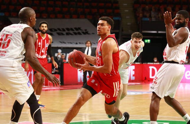 2 Wade Baldwin (FCBB) rot, gegen 15 Brandon Bowman, 8 Alen Pjanic (Giessen) Basketball, 1. Bundesliga, BBL, FC Bayern München vs. Gießen 46ers, Audi Dome, 13.12.2020 FOTO: Mladen Lackovic LakoPress