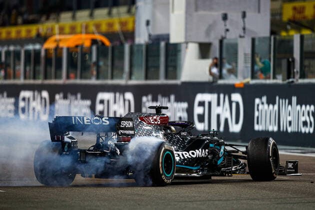 44 HAMILTON Lewis (gbr), Mercedes AMG F1 GP W11 Hybrid EQ Power+, action donuts during the Formula 1 Etihad Airways Abu Dhabi Grand Prix 2020, from December 11 to 13, 2020 on the Yas Marina Circuit, in Abu Dhabi - Photo Florent Gooden DPPI FORMULE 1 : Grand Prix d Abou Dabi - 13 12 2020 DPPI PANORAMIC  00120037__GDN3996JPG