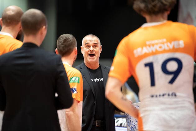 BARMER 2. Basketball Bundesliga ProA 11. Spieltag Saison 2020 2021 am 13.12.2020 Science City Jena vs ROSTOCK SEAWOLVES Mitte: Trainer Dirk Bauermann (Rostock) mit Anweisungen an seine Mannschaft Sparkassen Arena Jena