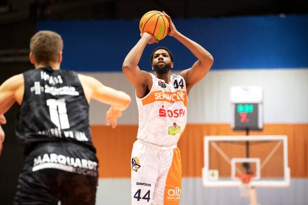 BARMER 2. Basketball Bundesliga ProA 11. Spieltag Saison 2020 2021 am 13.12.2020 Science City Jena vs ROSTOCK SEAWOLVES Mitte: Keith Wright (Rostock) beim Wurf Sparkassen Arena Jena