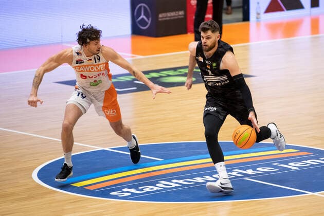 BARMER 2. Basketball Bundesliga ProA 11. Spieltag Saison 2020 2021 am 13.12.2020 Science City Jena vs ROSTOCK SEAWOLVES von rechts Julius Wolf (Jena) am Ball gegen Sid Marlon Theis (Rostock) Sparkassen Arena Jena