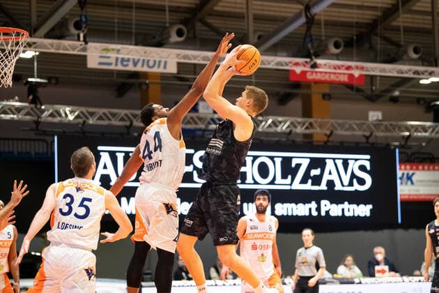 BARMER 2. Basketball Bundesliga ProA 11. Spieltag Saison 2020 2021 am 13.12.2020 Science City Jena vs ROSTOCK SEAWOLVES v.re. Robin Lodder (Jena) beim Wurf gegen Keith Wright (Rostock) Sparkassen Arena Jena