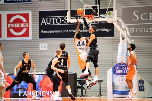 BARMER 2. Basketball Bundesliga ProA 11. Spieltag Saison 2020 2021 am 13.12.2020 Science City Jena vs ROSTOCK SEAWOLVES v.re. Andrew Smith (Jena) blockt Keith Wright (Rostock) beim Korbleger Sparkassen Arena Jena