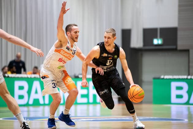 BARMER 2. Basketball Bundesliga ProA 11. Spieltag Saison 2020 2021 am 13.12.2020 Science City Jena vs ROSTOCK SEAWOLVES v.re. Jan Heber (Jena) am Ball gegen Brad Loesing (Rostock) Sparkassen Arena Jena
