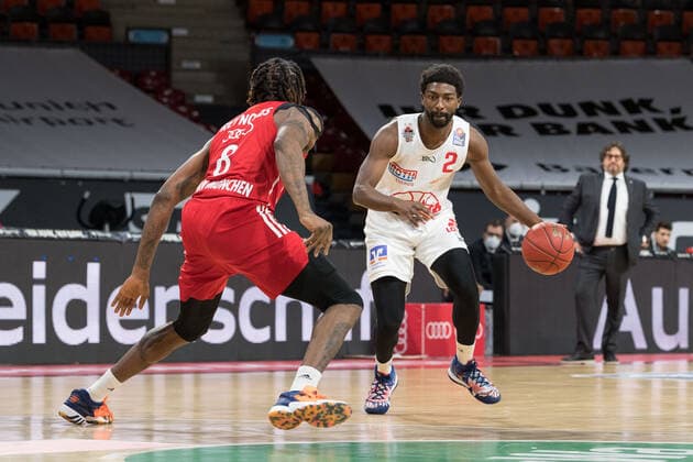 Basketball, BBL, 20201213, FC Bayern München - Giessen 46ers Im Bild Jalen REYNOLDS (FC Bayern München, 8) und Isaac HAMILTON (Giessen 46ers, 2). München Audi Dome Bayern Deutschland Copyright: Passion2Press.dex xMarkusxFischerx