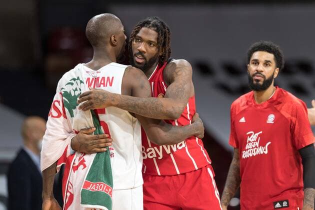 Basketball, BBL, 20201213, FC Bayern München - Giessen 46ers Im Bild Brandon BOWMAN (Giessen 46ers, 15) und Jalen REYNOLDS (FC Bayern München, 8) nach Spiel. München Audi Dome Bayern Deutschland Copyright: Passion2Press.dex xMarkusxFischerx