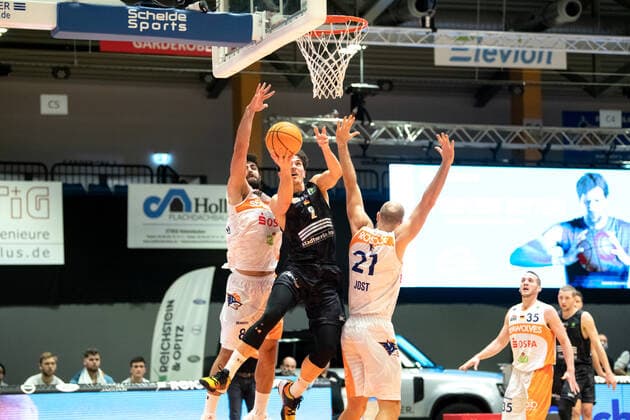 BARMER 2. Basketball Bundesliga ProA 11. Spieltag Saison 2020 2021 am 13.12.2020 Science City Jena vs ROSTOCK SEAWOLVES Mitte: Dennis Nawrocki (Jena) beim Korbleger gegen links Behnam Yakhchali Dehkordi (Rostock) und rechts Michael Jost (Rostock) Sparkassen Arena Jena