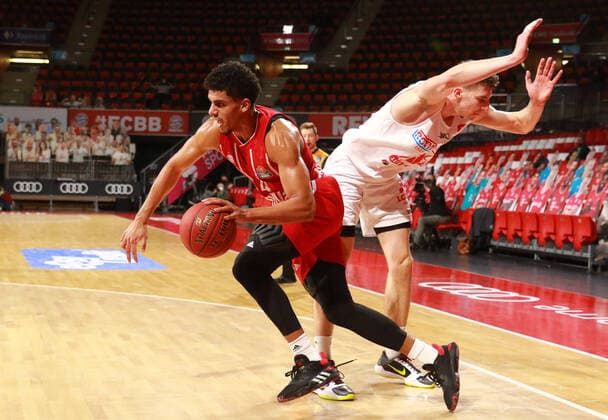 44 Sasha Grant (FCBB) rot, gegen 8 Alen Pjanic (Giessen) Basketball, 1. Bundesliga, BBL, FC Bayern München vs. Gießen 46ers, Audi Dome, 13.12.2020 FOTO: Mladen Lackovic LakoPress