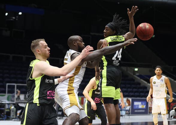 Byron Allen (Basketball Loewen Braunschweig), Frank Bartley (medi Bayreuth)