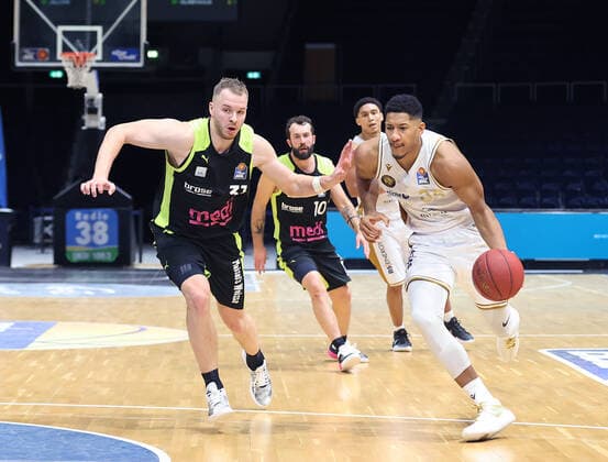 Karim Jallow (Basketball Loewen Braunschweig), Osvaldas Olisevicius (medi Bayreuth)