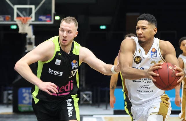Karim Jallow (Basketball Loewen Braunschweig), Osvaldas Olisevicius (medi Bayreuth)