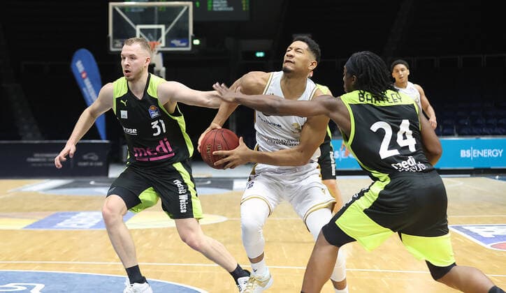 Karim Jallow (Basketball Loewen Braunschweig), Osvaldas Olisevicius (medi Bayreuth)