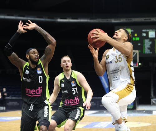 Karim Jallow (Basketball Loewen Braunschweig), Osvaldas Olisevicius (medi Bayreuth), Derek Pardon (medi Bayreuth)