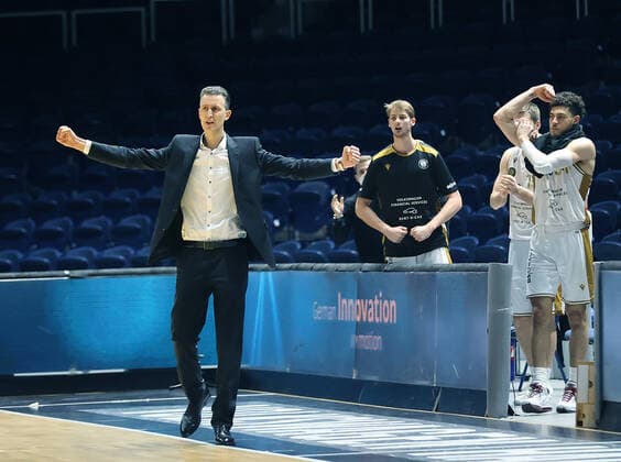 Freude ueber den Soeg bei Headcoach Pete Strobl (Basketball Loewen Braunschweig) und seinem Team