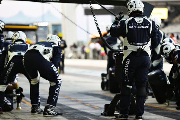 Motorsports: FIA Formula One World Championship, WM, Weltmeisterschaft 2020, Grand Prix of Abu Dhabi Motorsports: FIA Formula One World Championship 2020, Grand Prix of Abu Dhabi, Mechanic of Scuderia AlphaTauri Honda