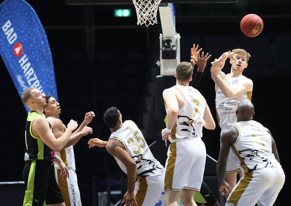 Rebound Luc van Slooten (Basketball Loewen Braunschweig)