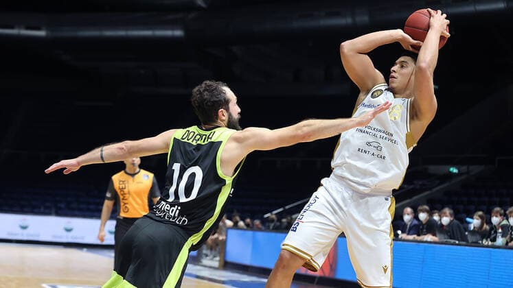 Bastian Doreth (medi Bayreuth), James Robinson (Basketball Loewen Braunschweig)