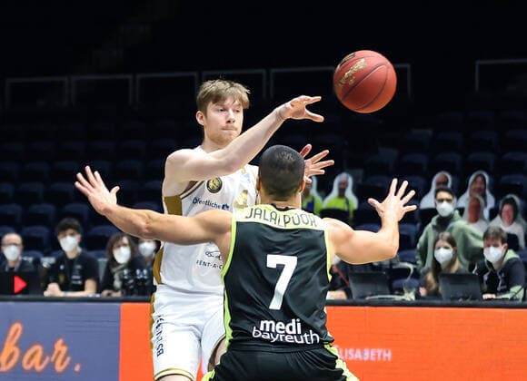 Luc van Slooten (Basketball Loewen Braunschweig), Philip Jalalpoor (medi Bayreuth)