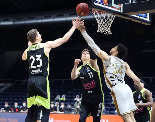 David Walker (medi Bayreuth), Gavin Schilling (Basketball Loewen Braunschweig), Andreas Seiferth (medi Bayreuth)