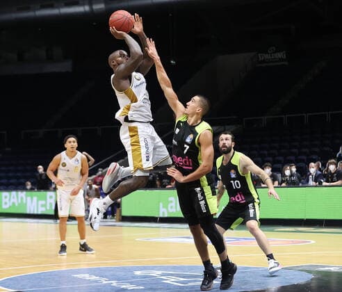 Byron Allen (Basketball Loewen Braunschweig), Philip Jalalpoor (medi Bayreuth)