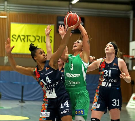 GSD zje123 DBBL BG Frau - Eisvögel USC Freiburg Göttingen Ivana Blazevic (am Ball) gegen Freiburgs Sanata-Lea Ouedraogo (links) und Cassidy Boensch