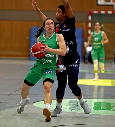 GSD zje123 DBBL BG Frau - Eisvögel USC Freiburg Göttingen Jennifer Crowder (am Ball) gegen Freiburgs Dominique Toussaint